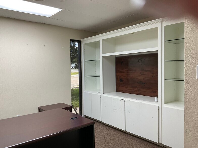 More Photos Of 200 N Broadway St, La Porte Warehouse For Lease