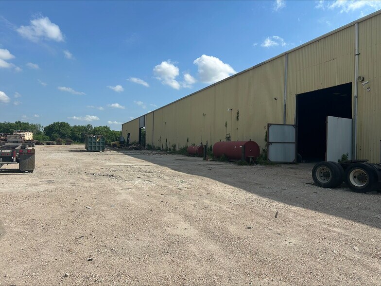 More Photos Of 9035 Mississippi St, Houston Manufacturing For Lease