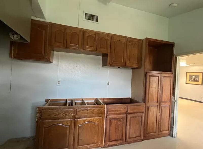 More Photos Of 569 Bear Dr, Timpson Medical For Sale