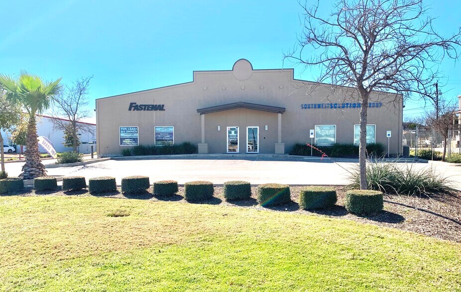 More Photos Of 15002 Tradesman, San Antonio Warehouse For Lease