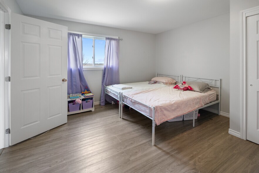 More Photos Of 2024 Dufferin Av, Wallaceburg Apartments For Sale