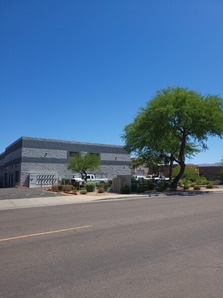 More Photos Of 7652 E Greenway Rd, Scottsdale Warehouse For Lease
