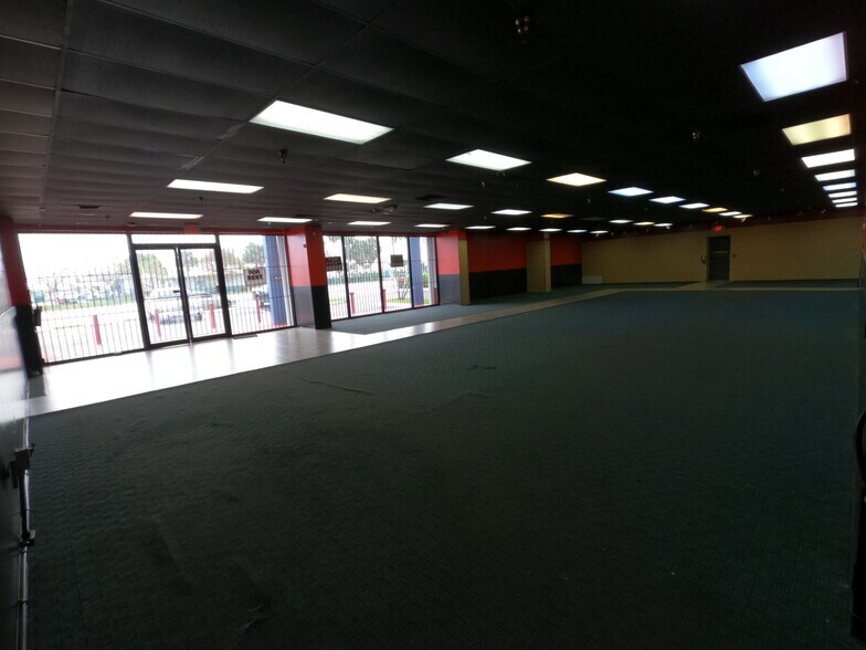 More Photos Of 7685 Pines Blvd, Pembroke Pines Showroom For Lease