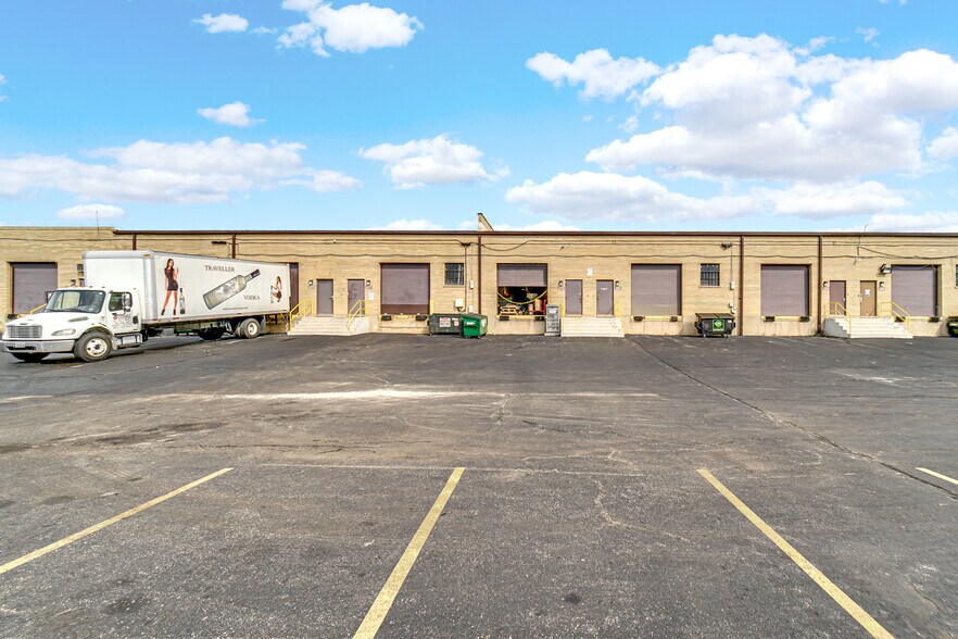 More Photos Of 2271-2289 Devon Ave, Elk Grove Village Warehouse For Lease