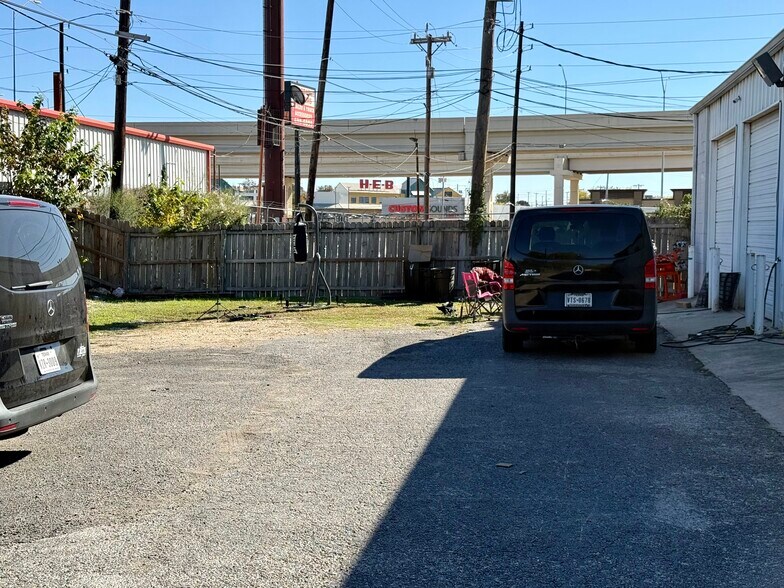 More Photos Of 5607 Kenwick St, San Antonio Showroom For Lease