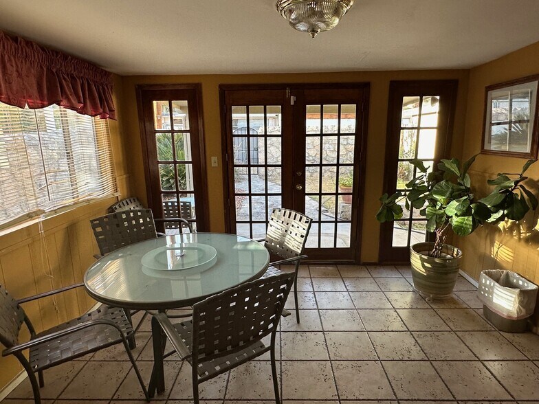 More Photos Of 1011 Montana Ave, El Paso Office For Sale