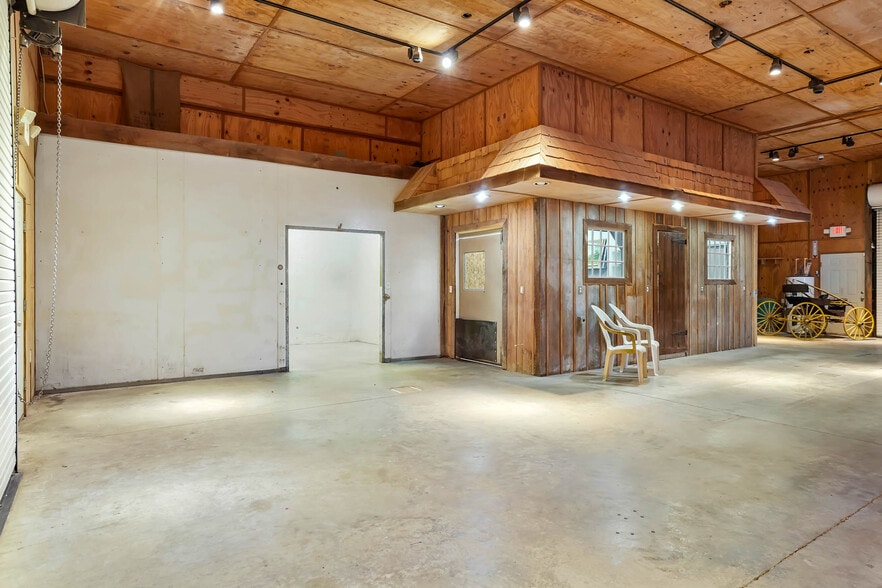 More Photos Of 8977 DuPont Blvd, Lincoln Convenience Store For Sale