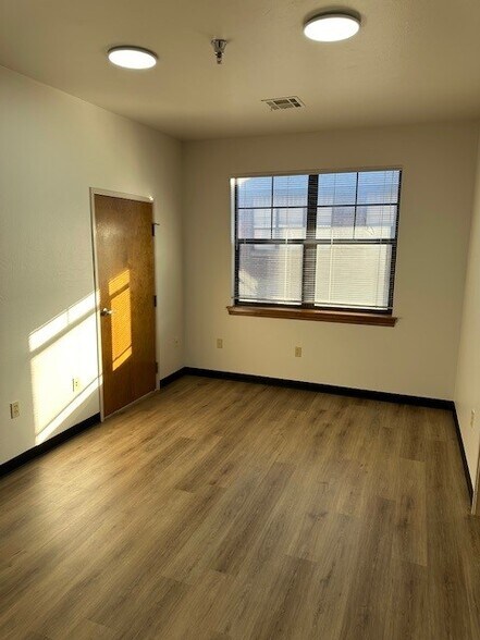 More Photos Of 416 W 15th St, Edmond Medical For Sale