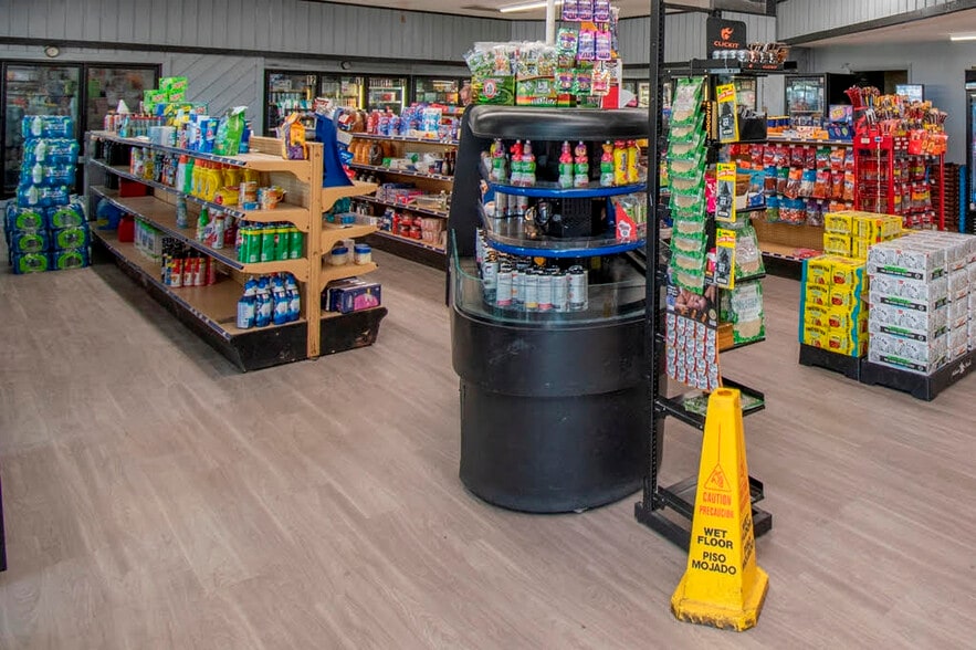 More Photos Of 7950 Wire Rd, Zephyrhills Service Station For Sale