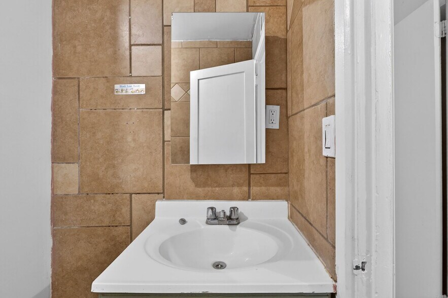 More Photos Of 4401 N 16th St, Phoenix Freestanding For Lease