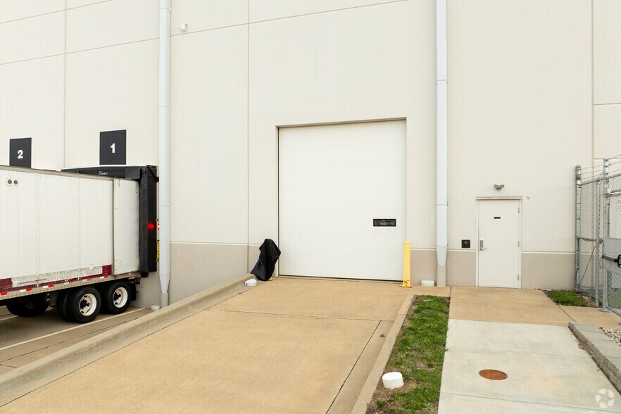 More Photos Of 3919 Lakeview Corporate Dr, Edwardsville Distribution For Lease