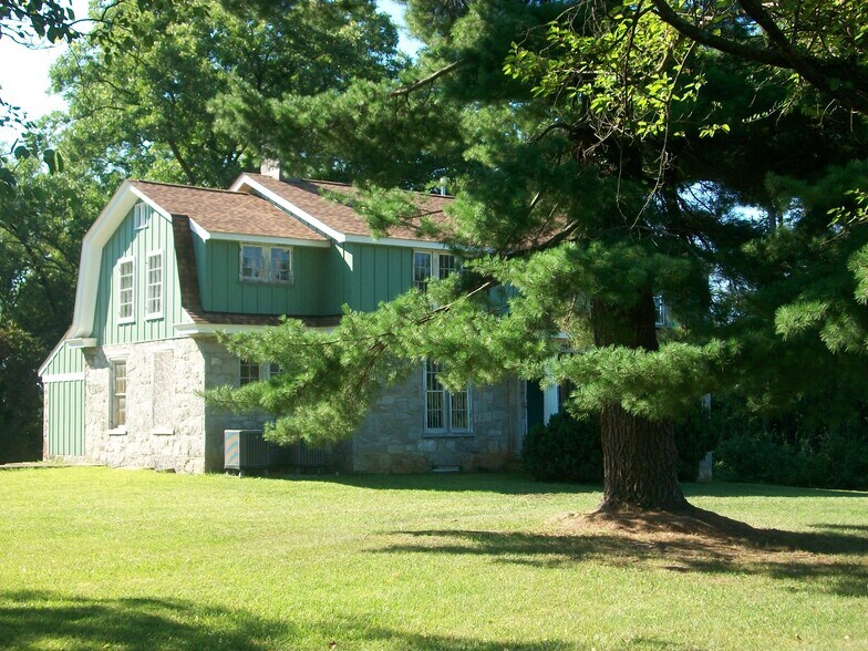 More Photos Of 328 Buckmarsh St, Berryville Flex For Sale