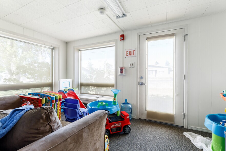 More Photos Of 35 SE Ely St, Oak Harbor Office For Sale