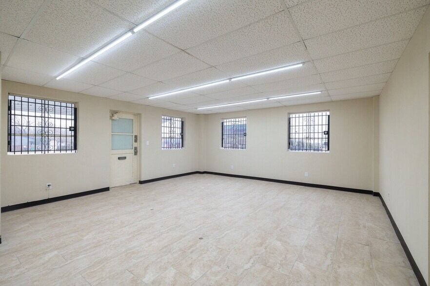 More Photos Of 2930 E Houston St, San Antonio Industrial For Sale