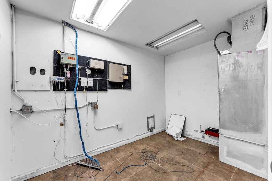 More Photos Of 7620 W 2nd Ct, Hialeah Warehouse For Sale