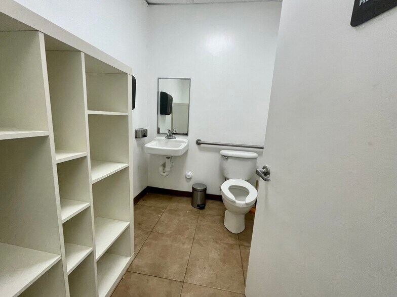 More Photos Of 3700-3718 SW 30th Ave, Fort Lauderdale Warehouse For Sale