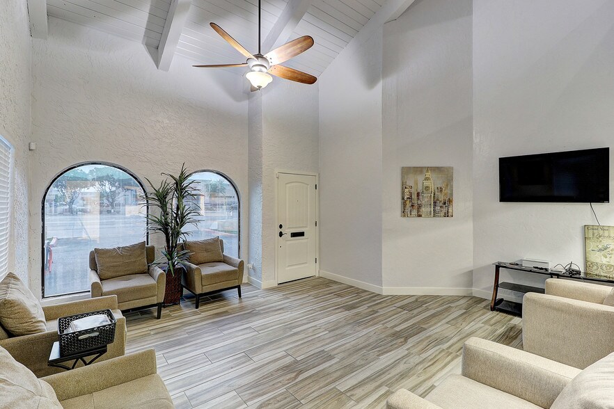 More Photos Of 5901 W Indian School Rd, Phoenix Medical For Sale