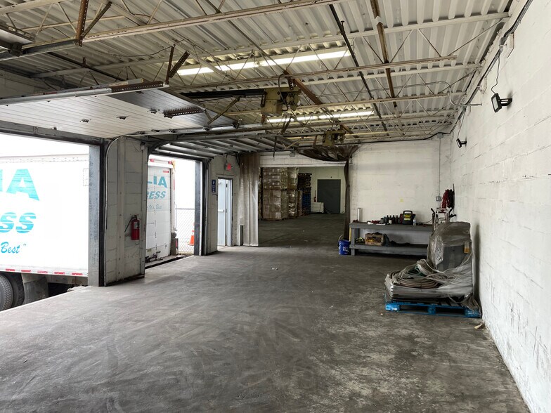 More Photos Of 395 Westbury Blvd, Hempstead Warehouse For Lease