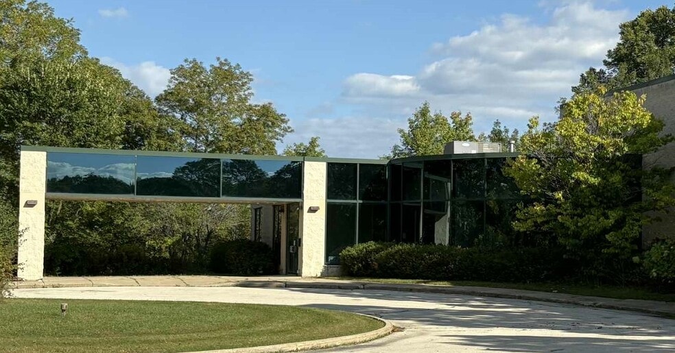 More Photos Of 9980 S Oakwood Park Dr, Franklin Manufacturing For Sale