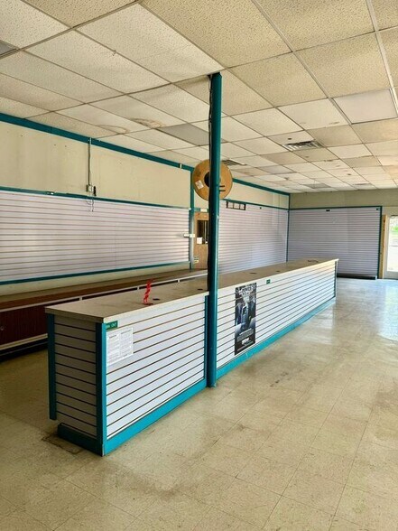 More Photos Of 900 Bonham St, Paris Showroom For Lease