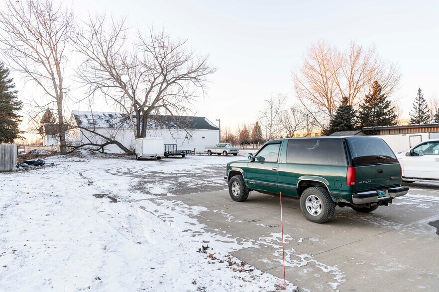 More Photos Of 1119 N 42nd St, Grand Forks Office For Lease