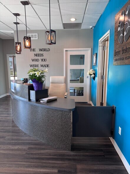 More Photos Of 413 NW Murray Rd, Lee's Summit Flex For Lease