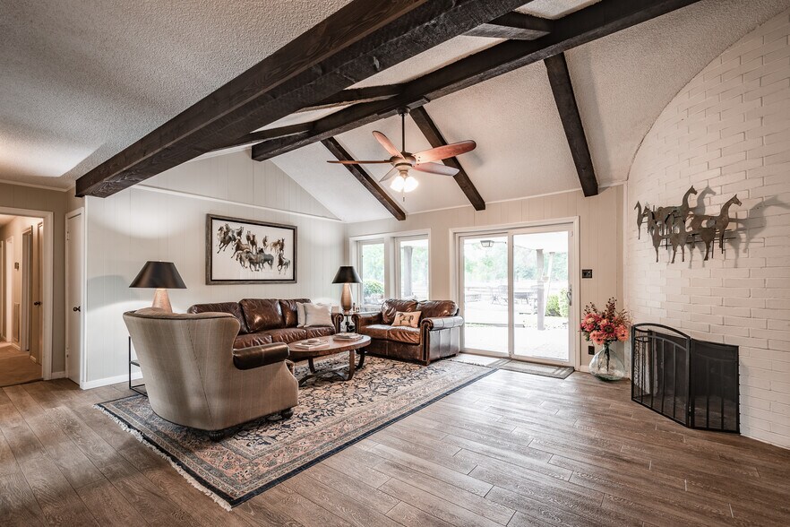 More Photos Of 16410 FM 1485 Rd, Conroe Veterinarian Kennel For Sale