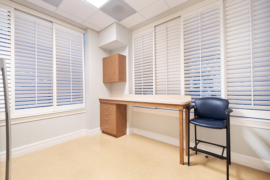 More Photos Of 3021 N Airport Pulling Rd, Naples Office For Sale