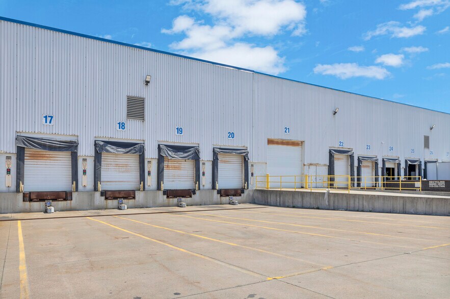 More Photos Of 599 Sprucewood Ave, Windsor Warehouse For Lease