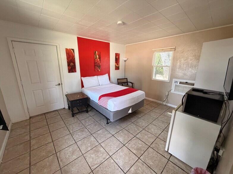 More Photos Of 108 Pearl St, Bedford Hotel For Sale