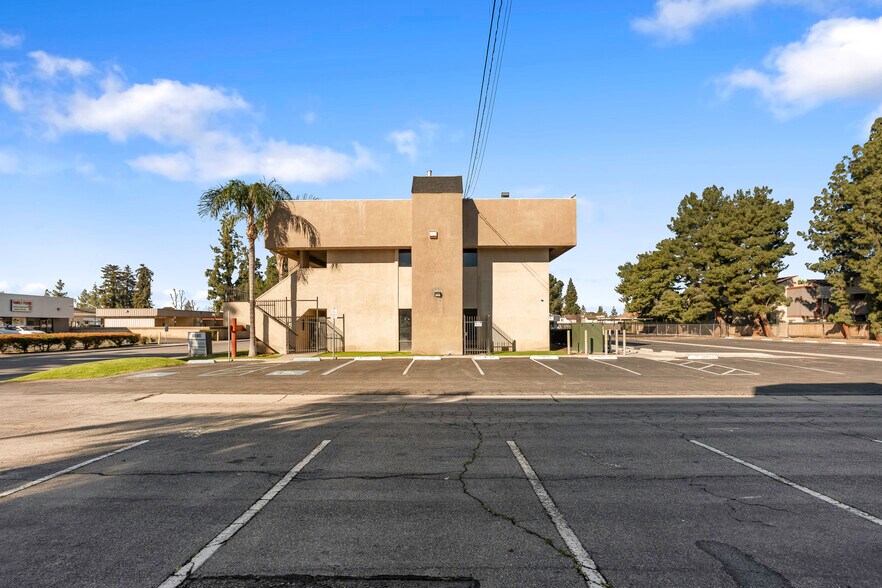 More Photos Of 4600 W American Ave, Bakersfield Office For Sale