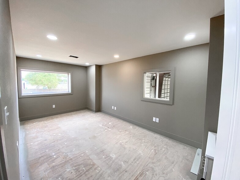 More Photos Of 3625 Highway 290 W, Brenham Warehouse For Sale