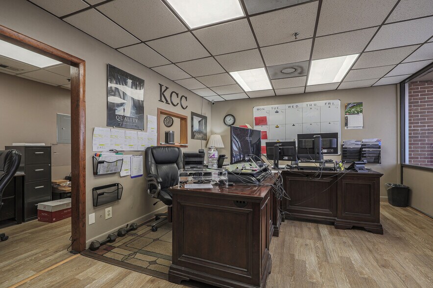 More Photos Of 2005-2007 W 103rd Ter, Leawood Service For Sale