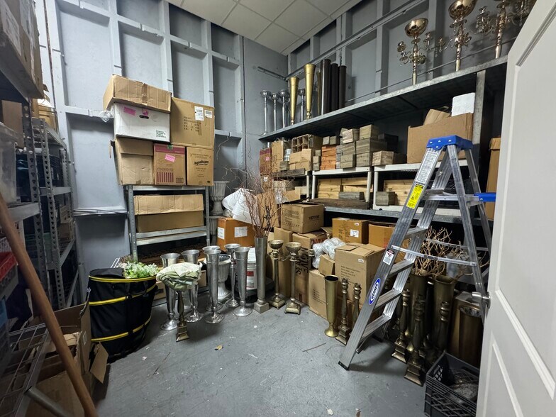 More Photos Of 632 Ralph Ablanedo Dr, Austin Showroom For Lease