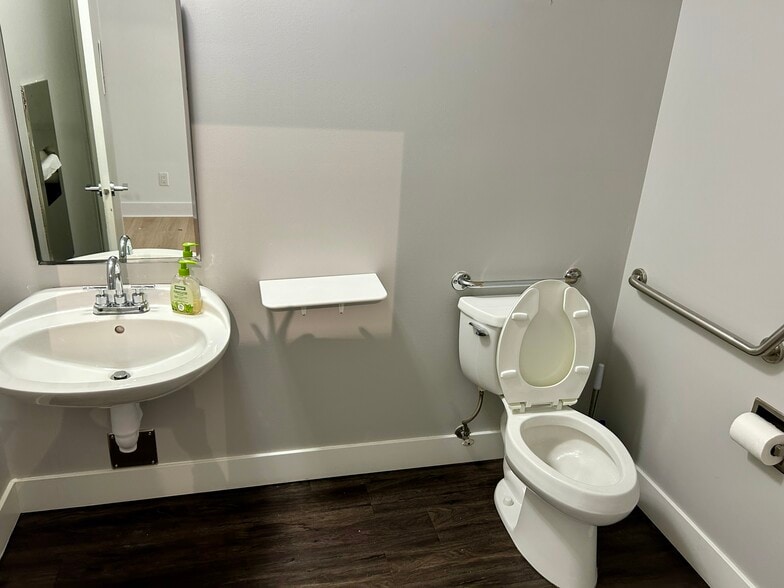 More Photos Of 88 Lonsdale Ave, North Vancouver Office For Sale