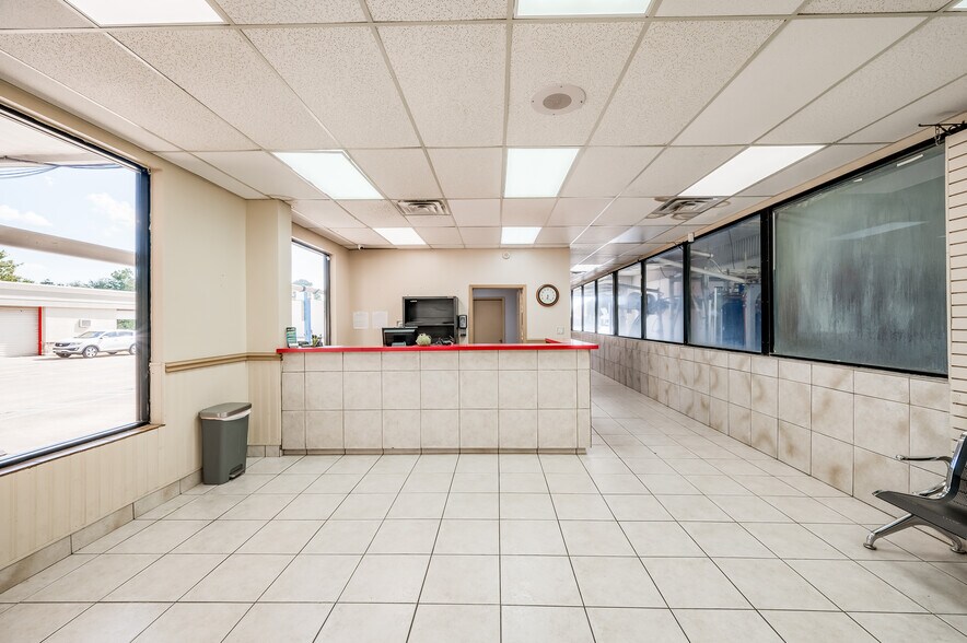More Photos Of 309 S Timberland Dr, Lufkin Auto Repair For Sale