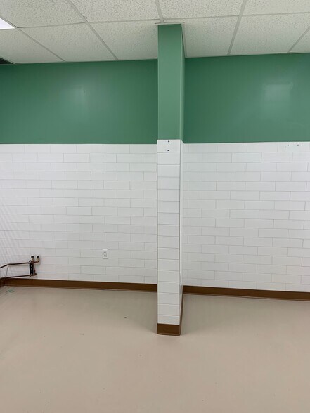 More Photos Of 9228 Highland Rd, White Lake Restaurant For Lease