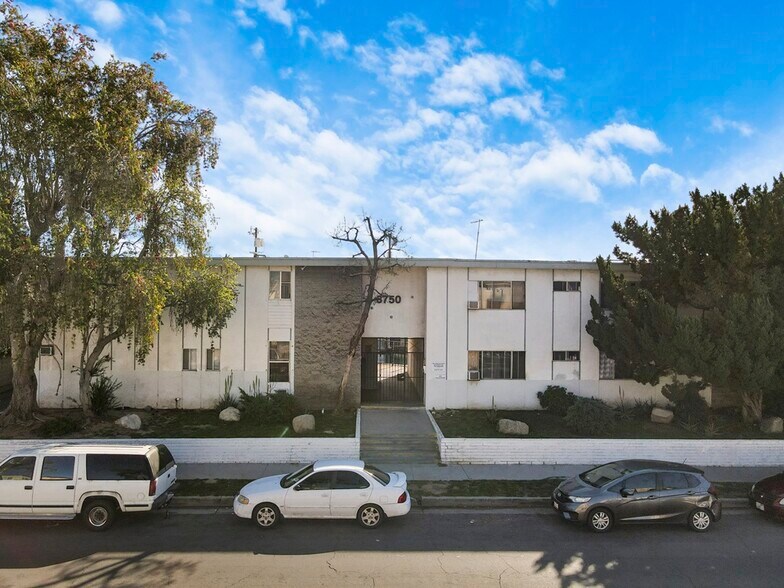 More Photos Of 8750 Owensmouth Ave, Canoga Park Apartments For Sale