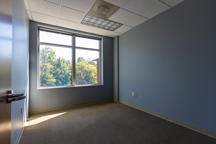 More Photos Of 7001 Heritage Village Plz, Gainesville Office For Lease