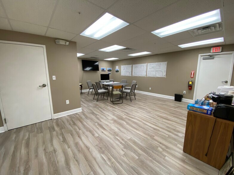 More Photos Of 164 Railroad Dr, Warminster Warehouse For Lease