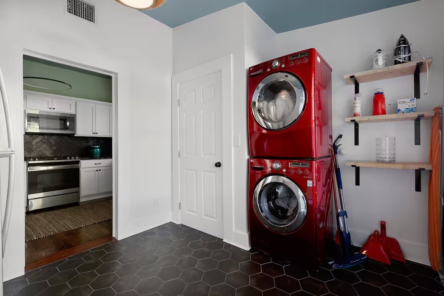 More Photos Of 724 N Cherry St, San Antonio Office For Sale