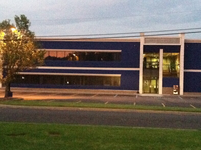 More Photos Of 1 S Corporate Dr, Riverdale Research And Development For Lease