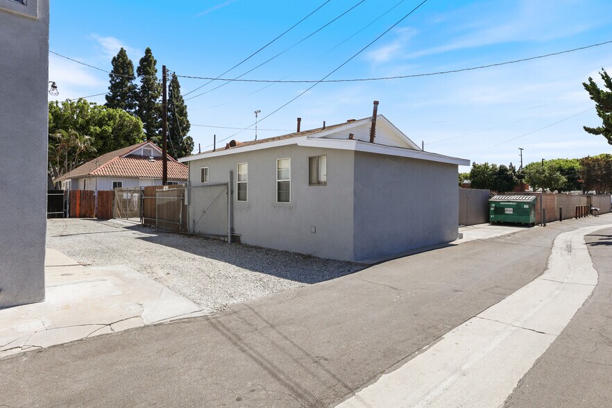 More Photos Of 15323 Paramount Blvd, Paramount General Retail For Sale