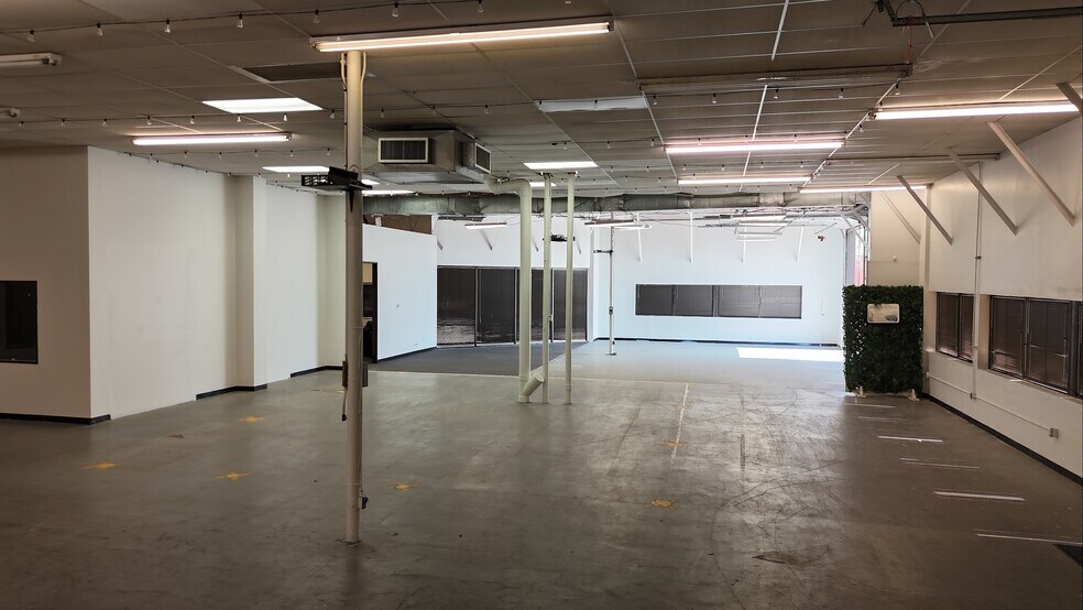 More Photos Of 10595 Westoffice Dr, Houston Light Distribution For Lease