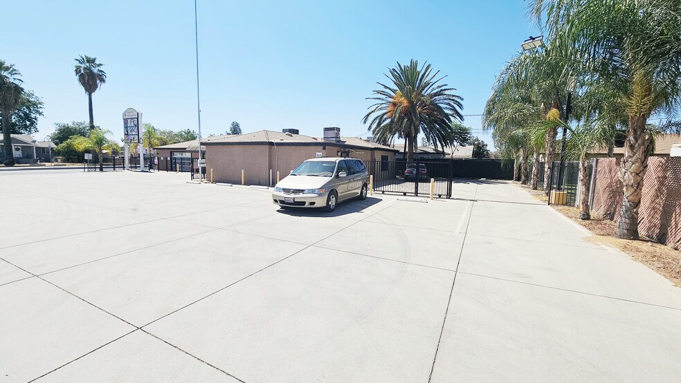 More Photos Of 306-308 Roberts Ln, Bakersfield Storefront Retail Residential For Sale