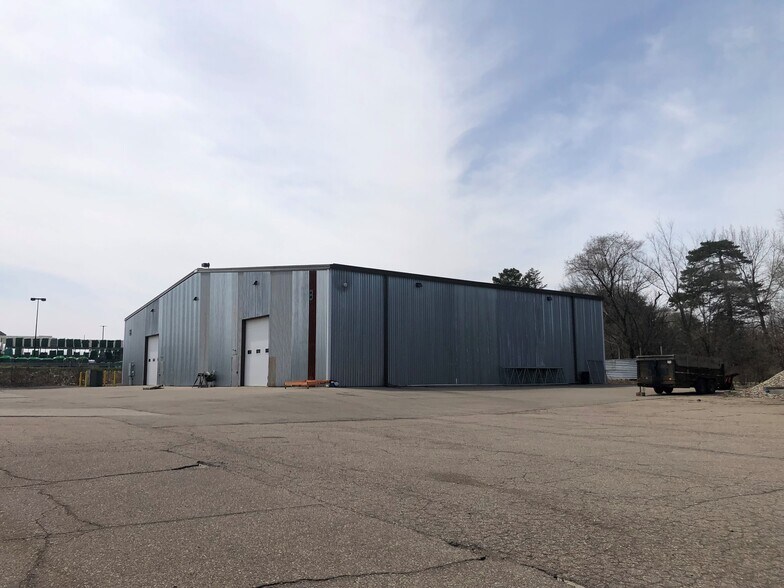 More Photos Of 900 Orchard Lake Rd, Pontiac Warehouse For Lease