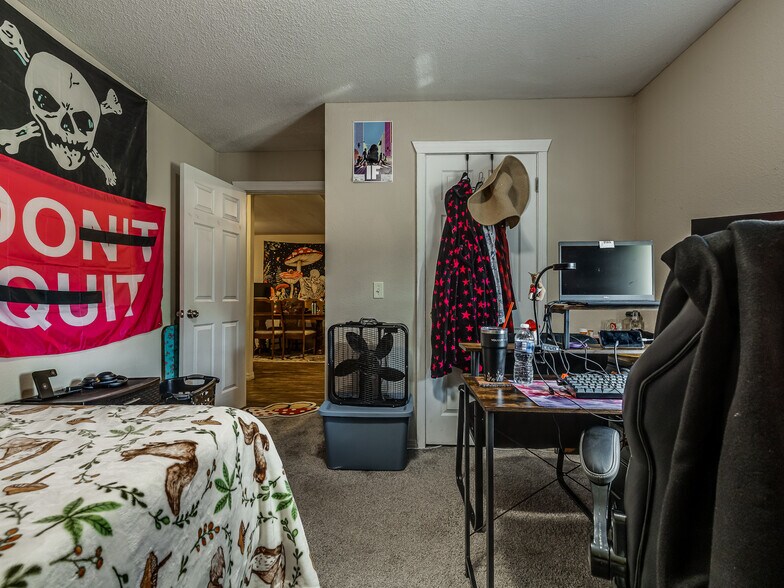 More Photos Of 940 N Ross Ave, Dewey Multifamily For Sale