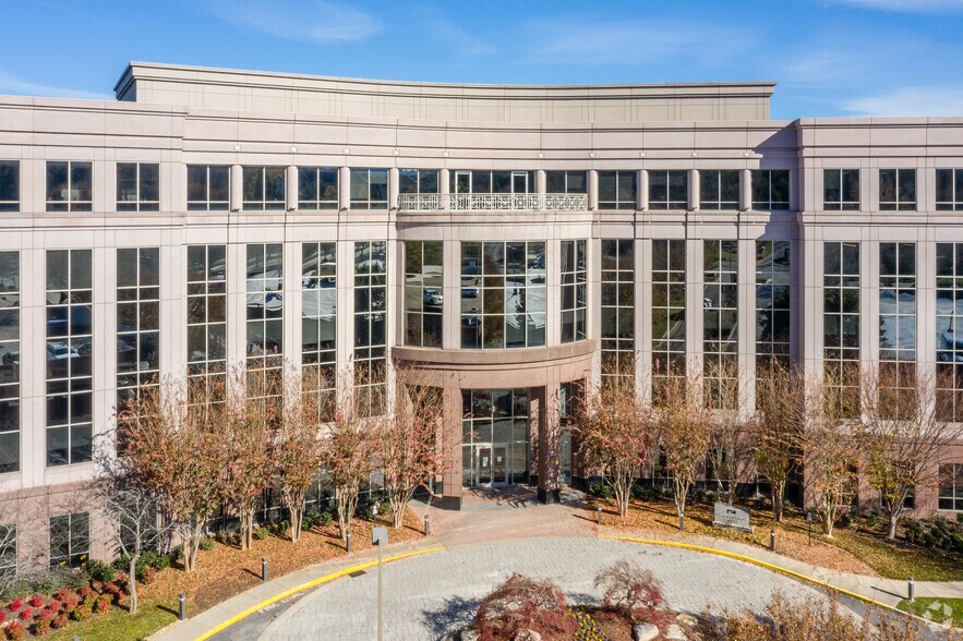 More Photos Of 40 Burton Hills Blvd, Nashville Office For Lease