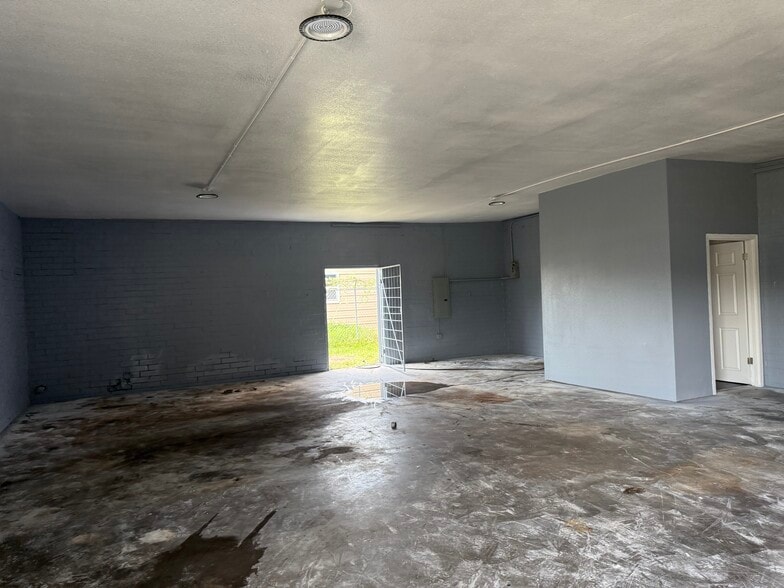 More Photos Of 1305 Lacey Dr, Baytown Contractor Storage Yard For Lease