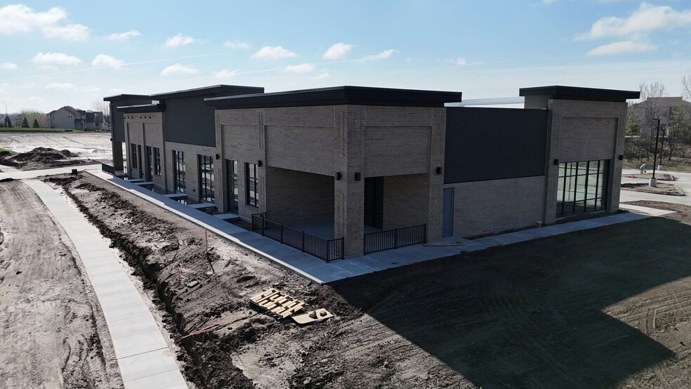 More Photos Of 10100 Plum Dr, Urbandale Restaurant For Lease